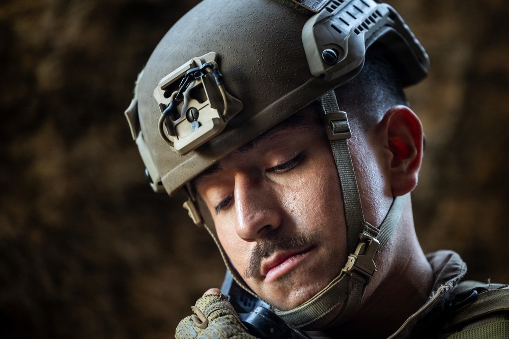 Resolute Hunter 26-2: 5th Air Naval Gunfire Liaison Company Marines establish communications and observe targets in austere environment