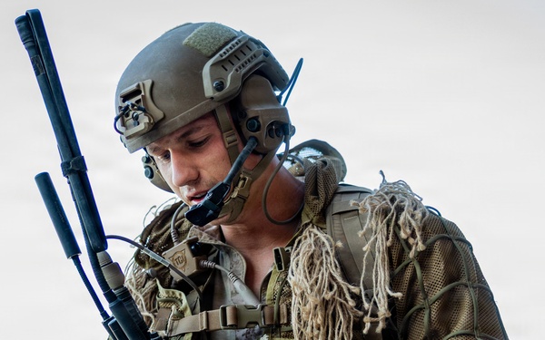 Resolute Hunter 26-2: 5th Air Naval Gunfire Liaison Company Marines establish communications and observe targets in austere environment