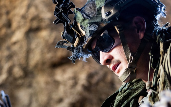 Resolute Hunter 26-2: 5th Air Naval Gunfire Liaison Company Marines establish communications and observe targets in austere environment