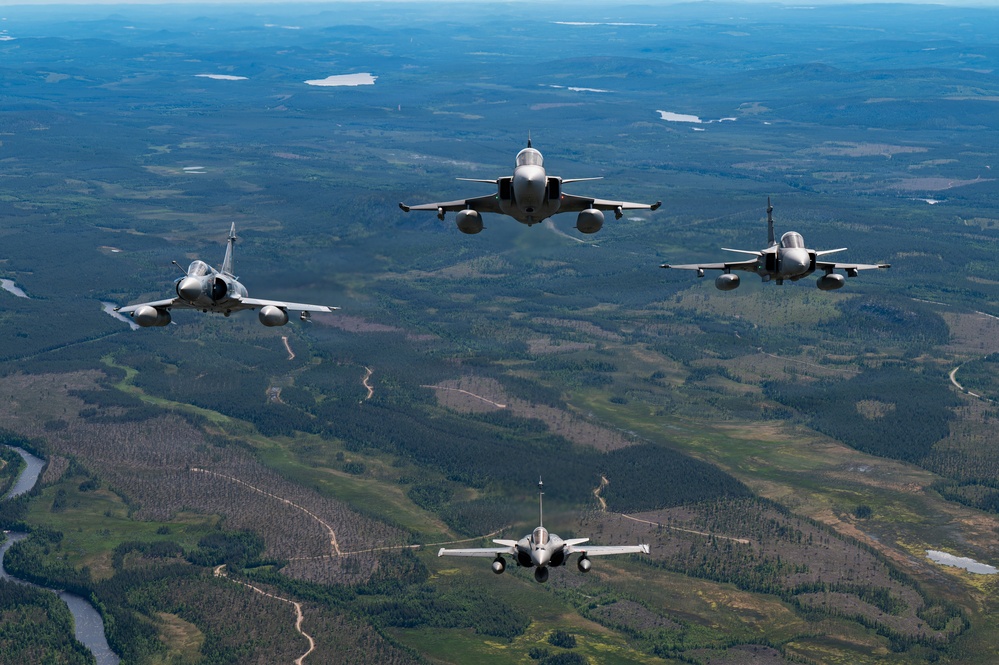 Kentcuky Airmen provide tactical airlift for RAFL26 formation flight