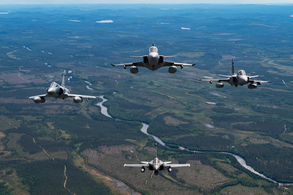 Kentcuky Airmen provide tactical airlift for RAFL26 formation flight