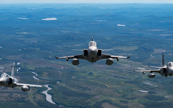 Kentcuky Airmen provide tactical airlift for RAFL26 formation flight