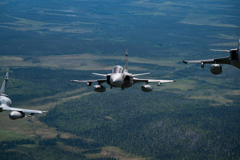 Kentcuky Airmen provide tactical airlift for RAFL26 formation flight