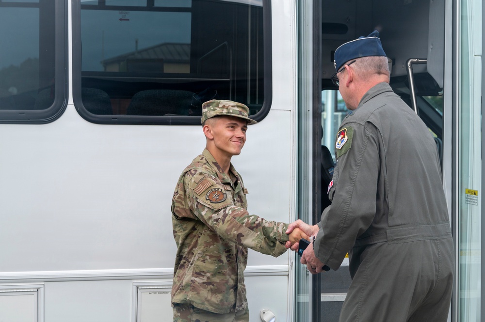 Lt. Gen. Ahmann Visits the 180FW