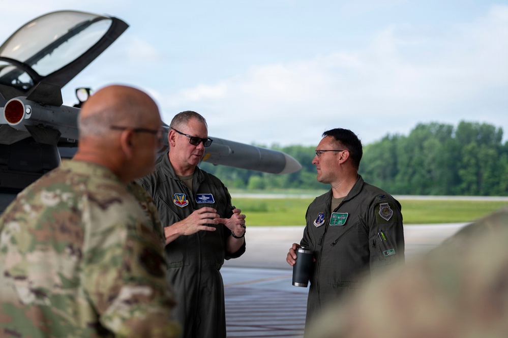 Lt. Gen. Ahmann Visits the 180FW