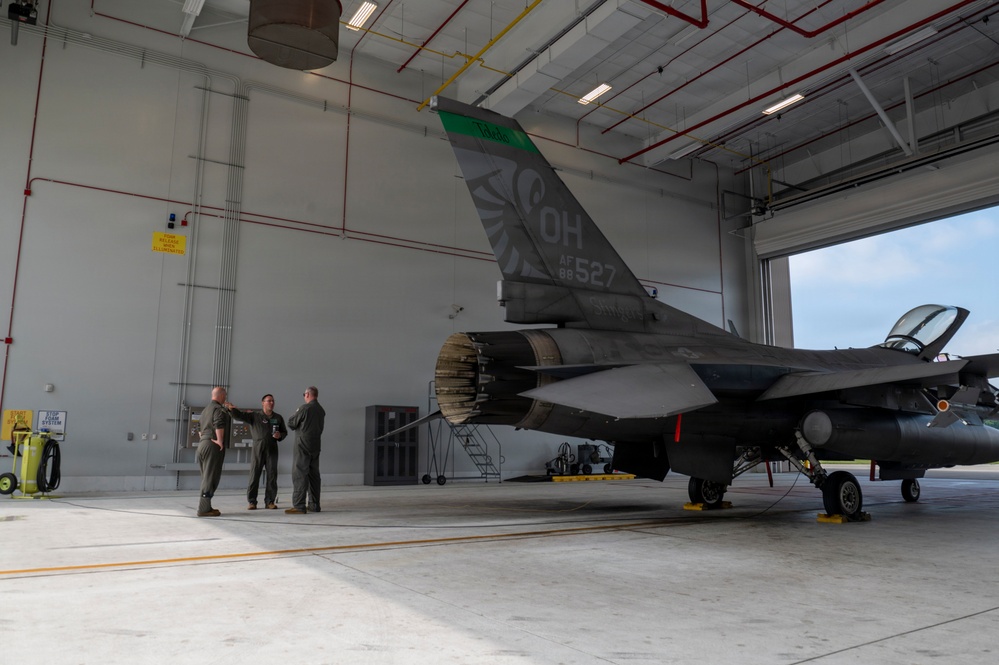 Lt. Gen. Ahmann Visits the 180FW