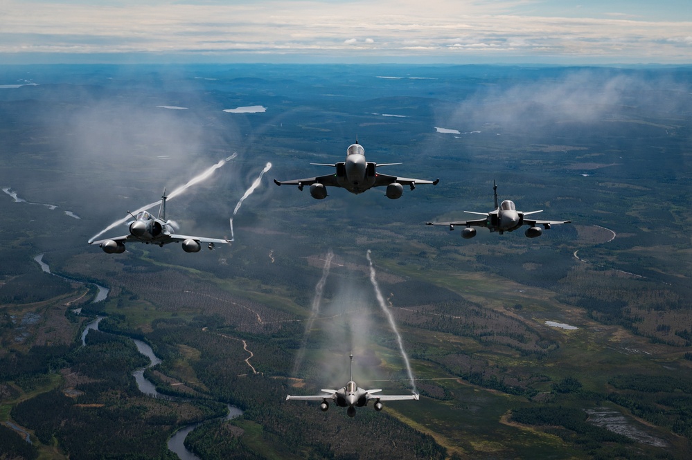 Kentcuky Airmen provide tactical airlift for RAFL26 formation flight