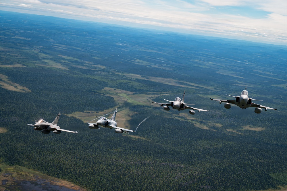 Kentcuky Airmen provide tactical airlift for RAFL26 formation flight