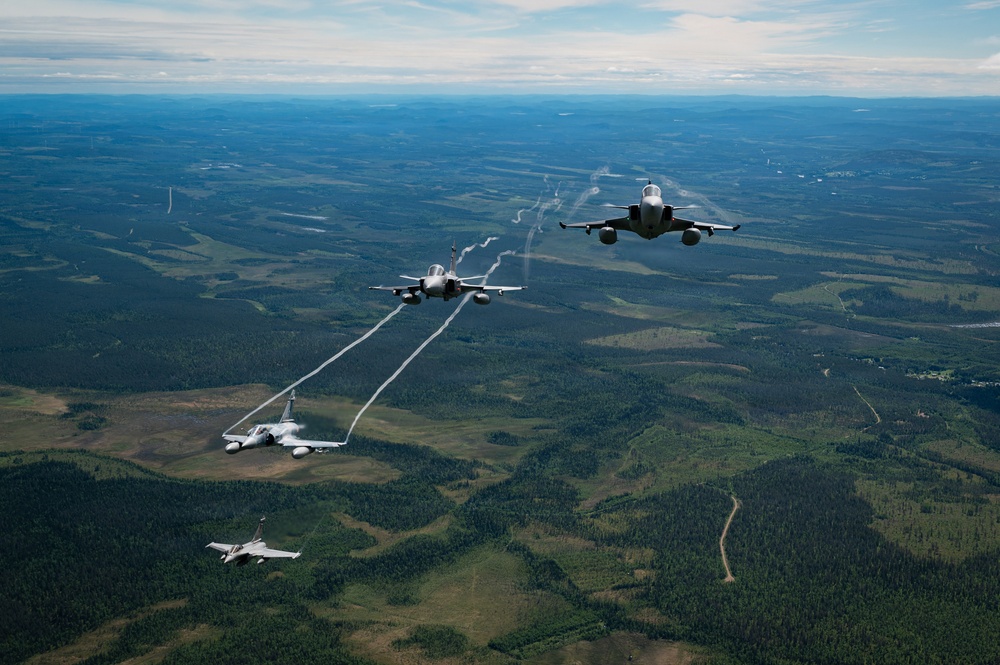 Kentcuky Airmen provide tactical airlift for RAFL26 formation flight