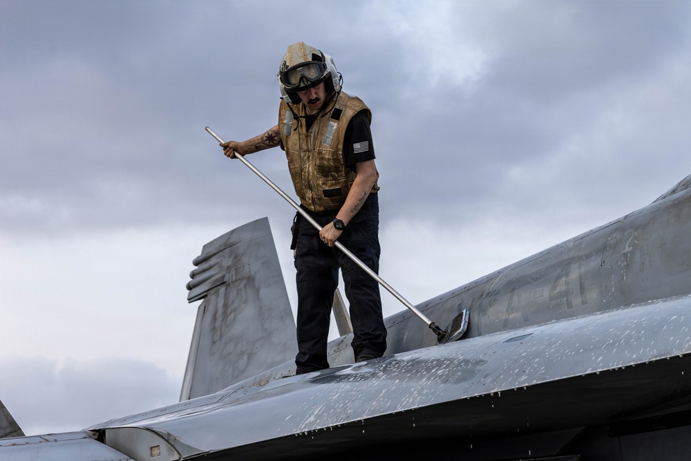Abraham Lincoln Conducts Flight Deck Operations
