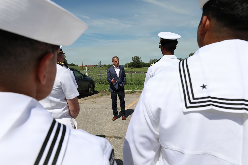 Sailors Speak with Nebraska Governor at Omaha Navy Week