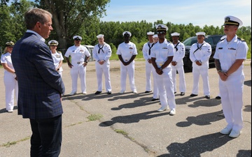 Sailors Speak with Nebraska Governor at Omaha Navy Week