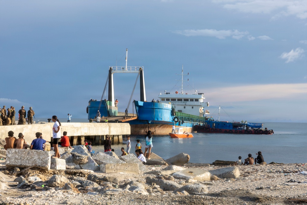 3rd Marine Littoral Regiment loads Philippine surface connectors during KAMANDAG 10