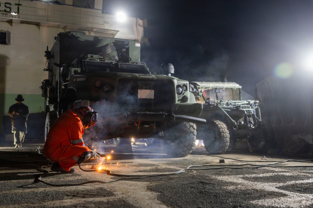3rd Marine Littoral Regiment loads Philippine surface connectors during KAMANDAG 10