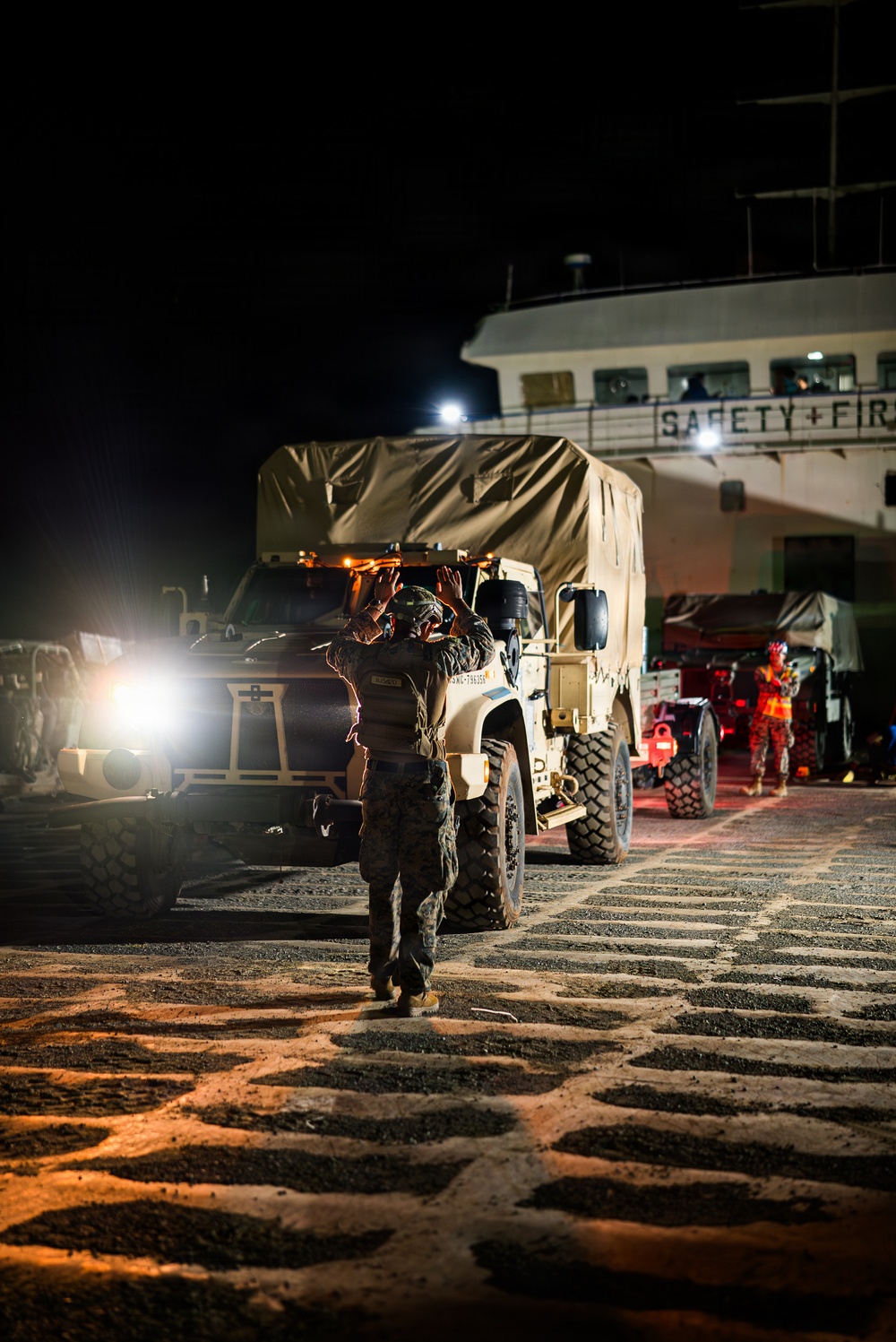 3rd Marine Littoral Regiment loads Philippine surface connectors during KAMANDAG 10