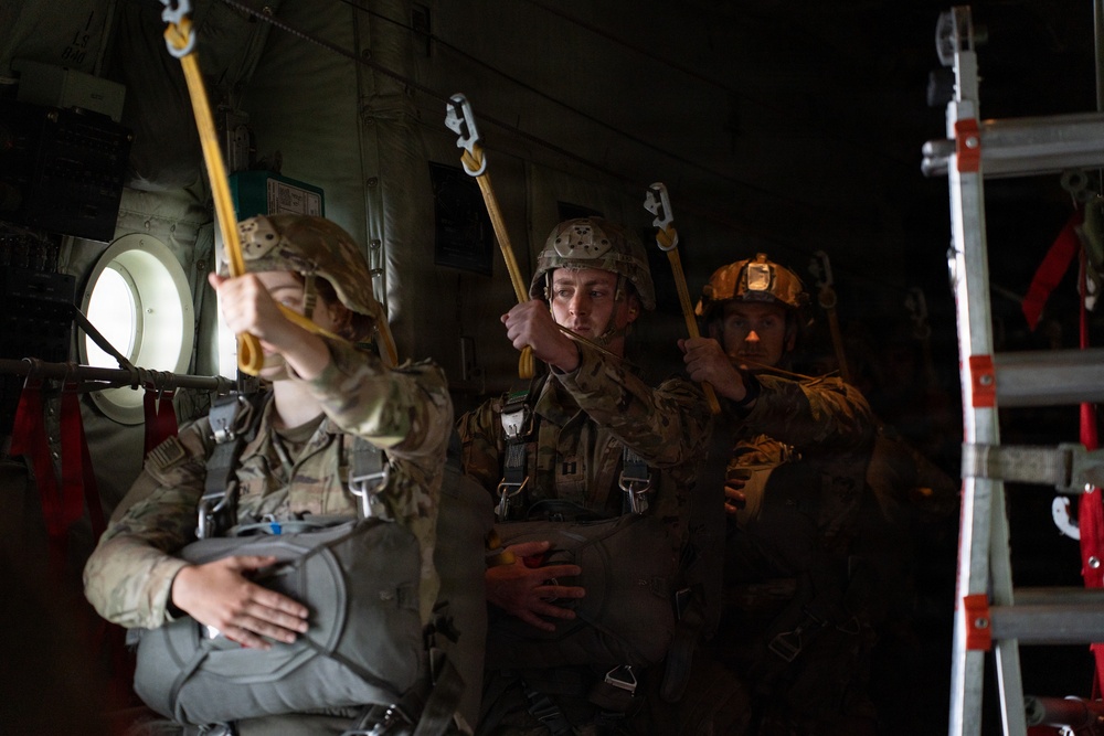 173rd Light Support Battalion Conducts Airborne Operation
