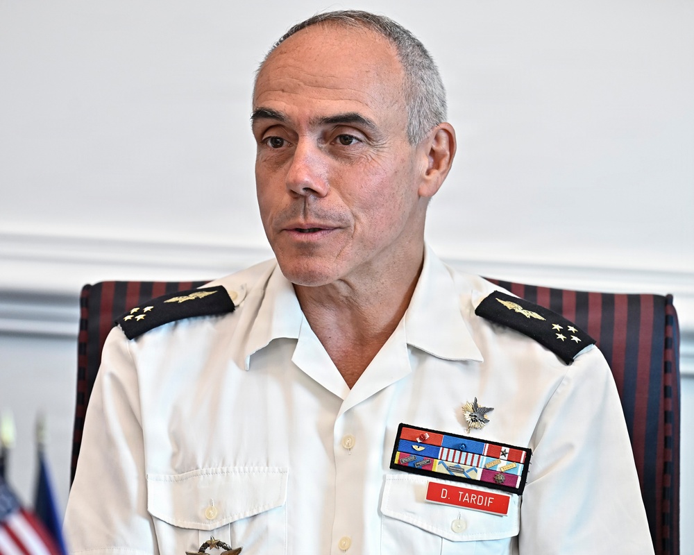 SES Stephens meets French Lt. Gen. Tardif