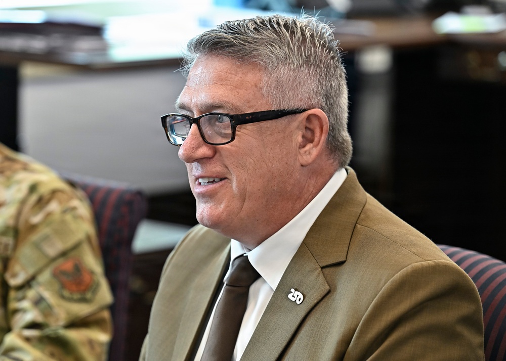 SES Stephens meets French Lt. Gen. Tardif