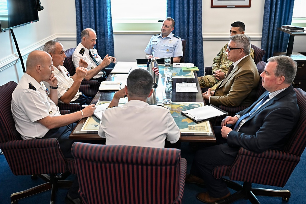 SES Stephens meets French Lt. Gen. Tardif