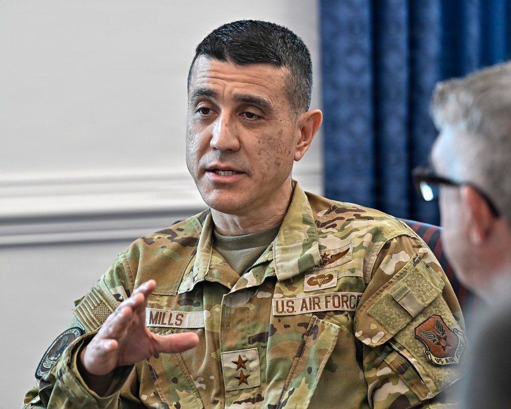 SES Stephens meets French Lt. Gen. Tardif