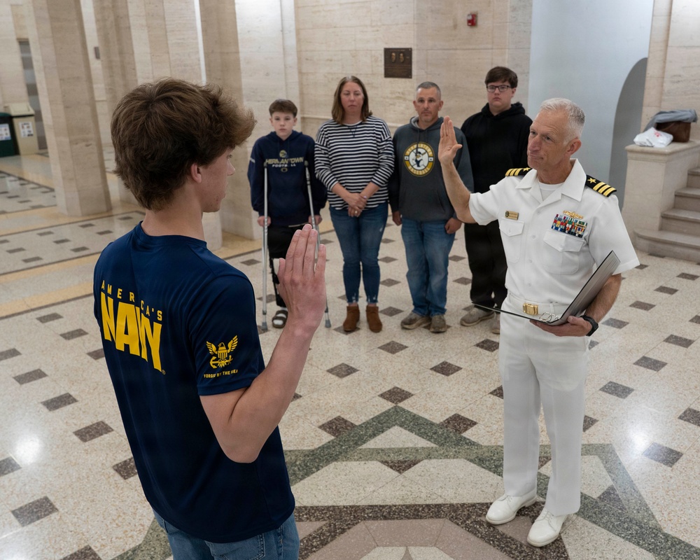 Mayor of Duluth, MN enlists Future Sailor