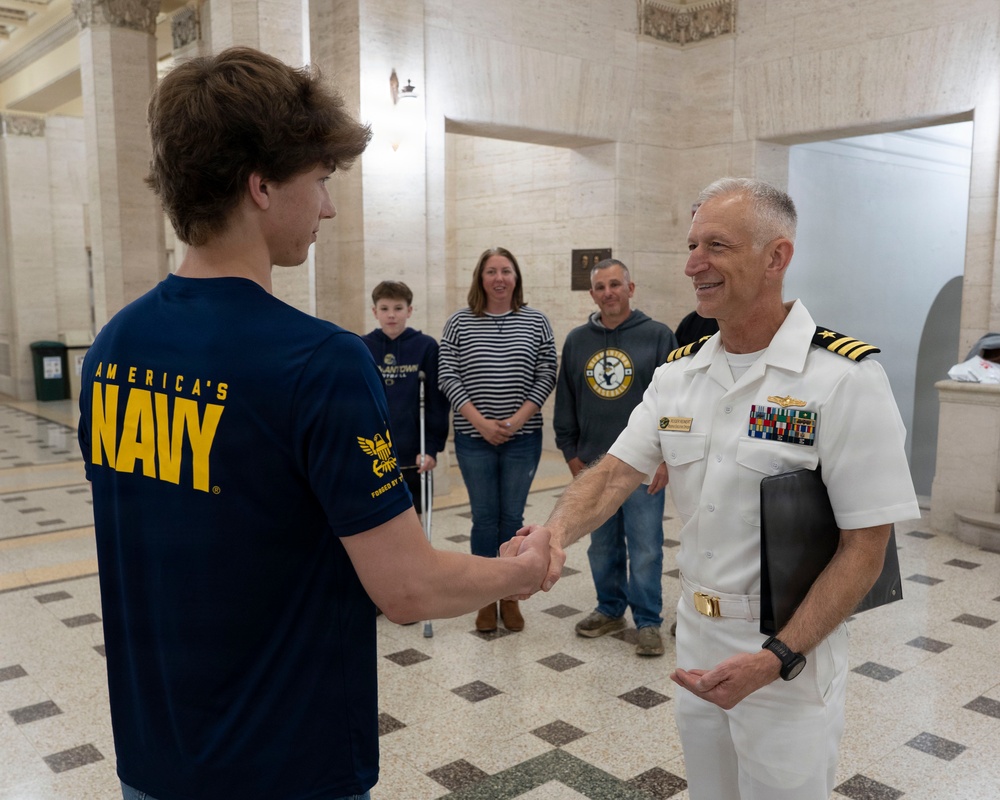 Mayor of Duluth, MN enlists Future Sailor