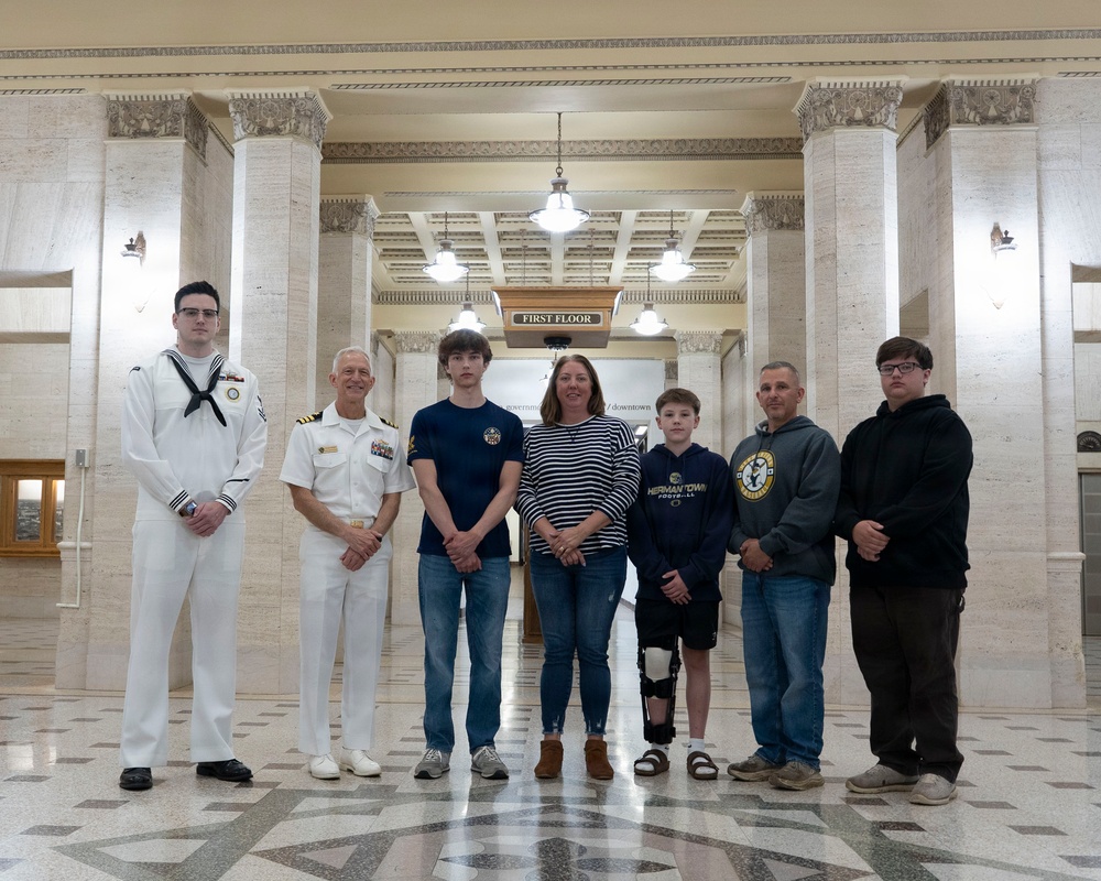 Mayor of Duluth, MN enlists Future Sailor