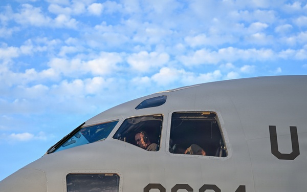 Lt. Gen. John Healy performs final flight with the 445th Airlift Wing