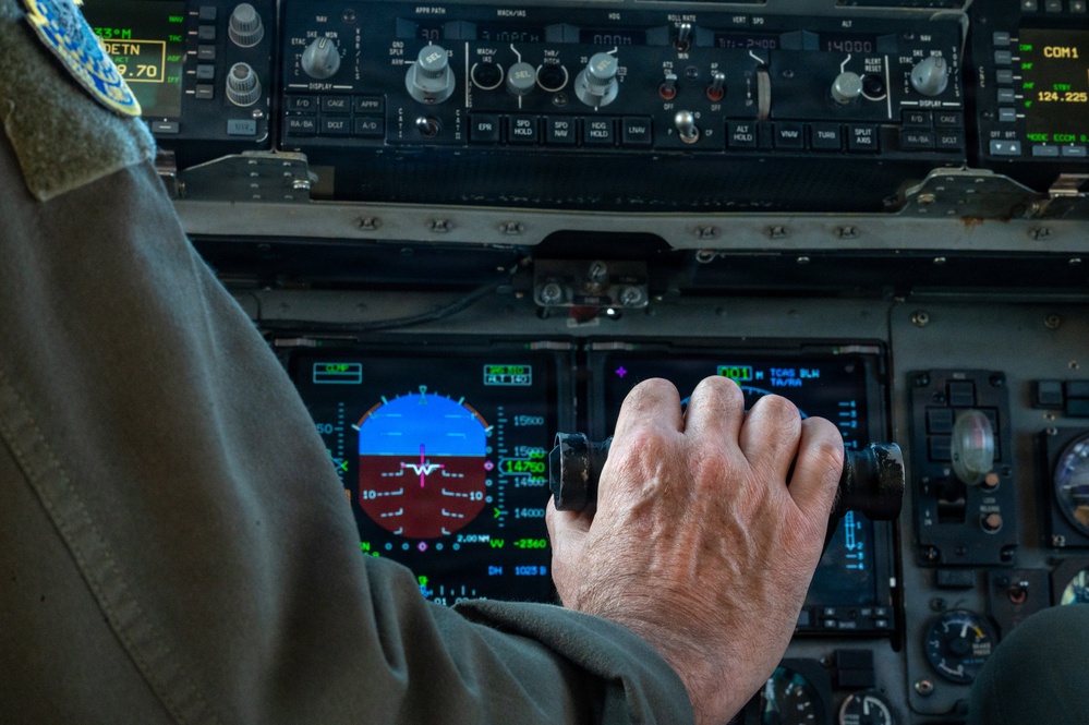 Lt. Gen. John Healy performs final flight with the 445th Airlift Wing