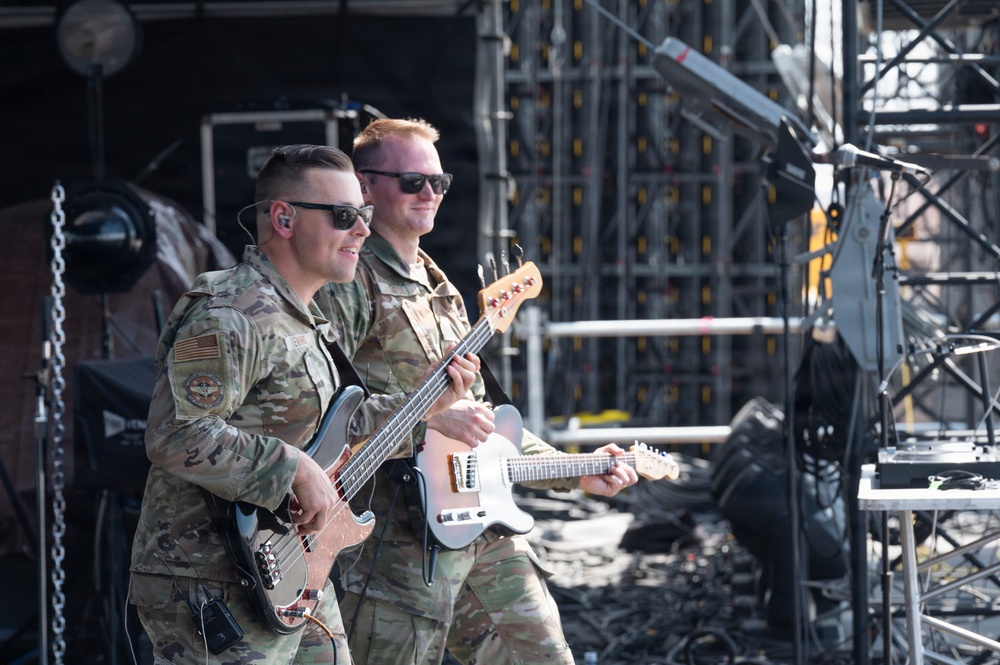 Air Force demonstrates the power of music at Barefoot Country Music Fest
