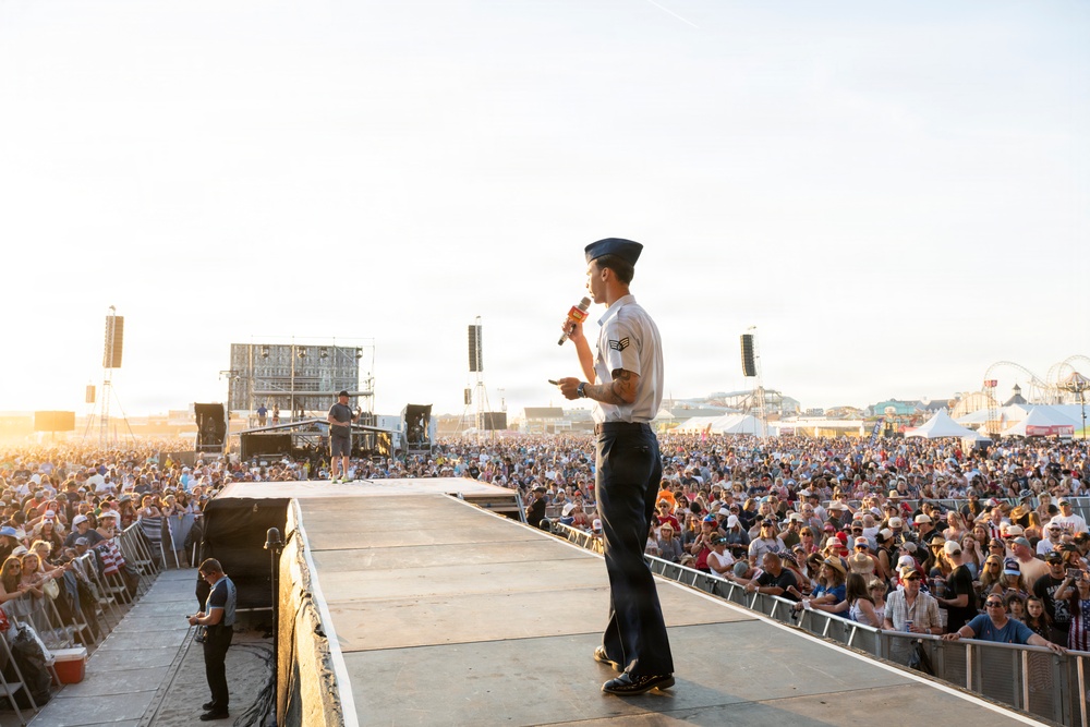 Air Force demonstrates the power of music at Barefoot Country Music Fest