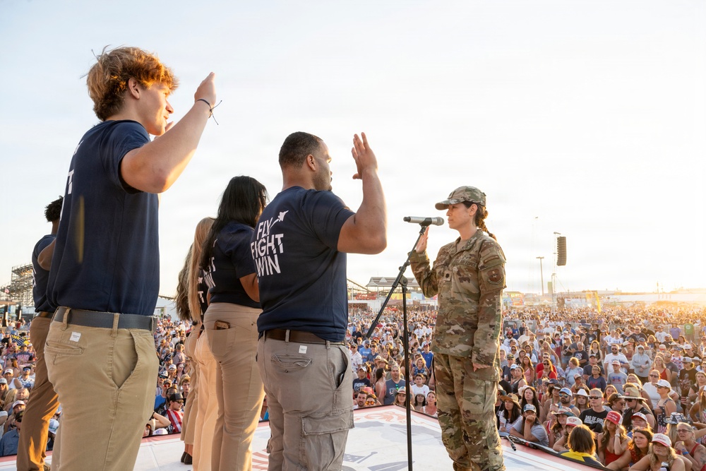 Air Force demonstrates the power of music at Barefoot Country Music Fest