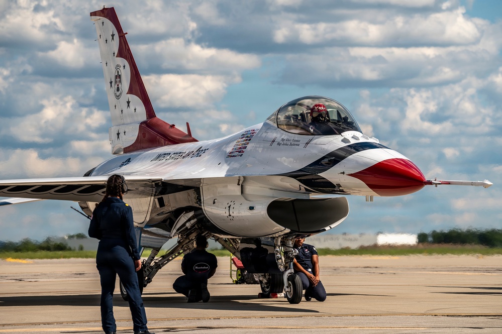 U.S. Air Force Thunderbirds at the Columbus Air Show