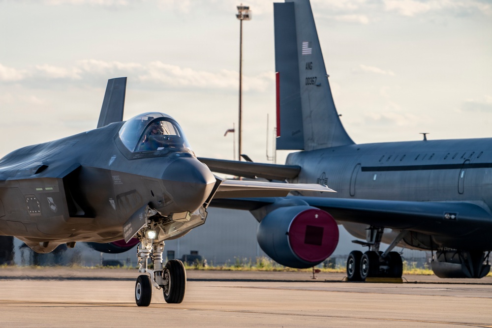 F-35 performs in Columbus Air Show