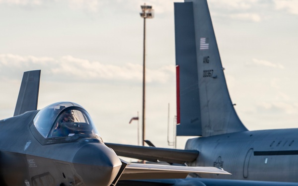 F-35 performs in Columbus Air Show