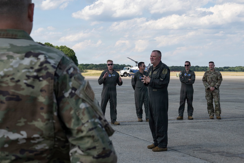 Maj. Gen. DeVoe takes final flight with the 1 HS