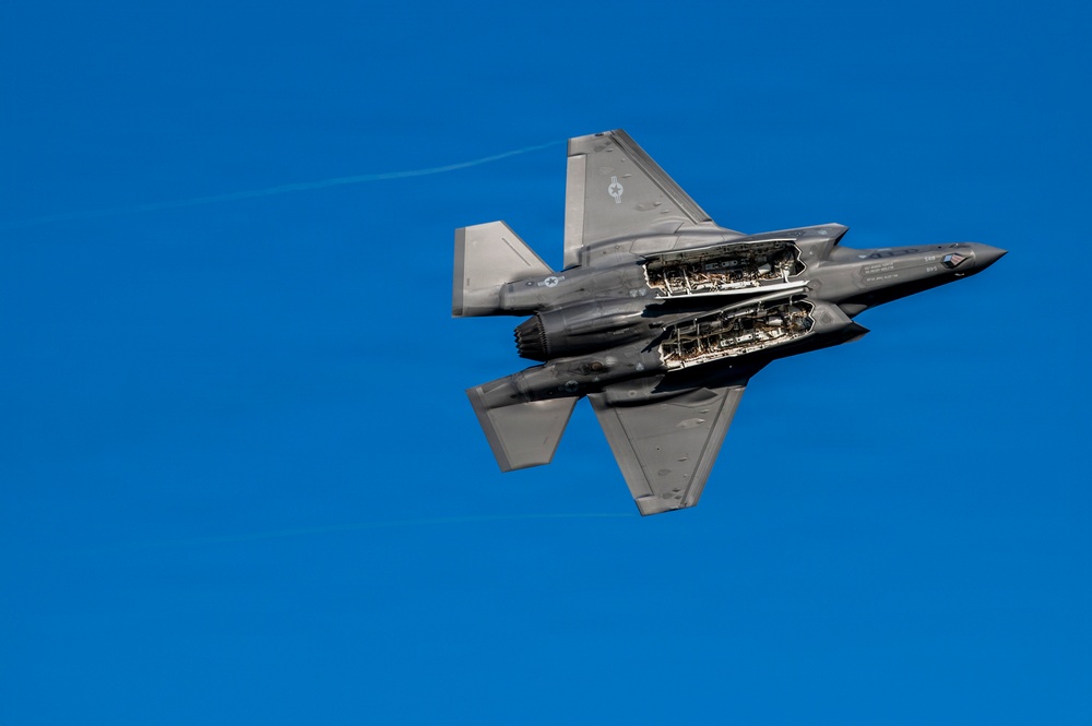 F-35 shows off in Columbus