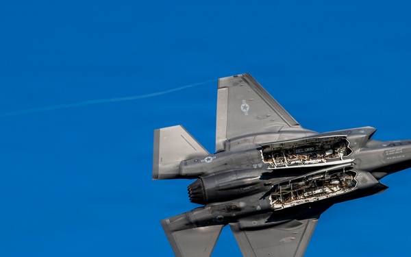 F-35 shows off in Columbus