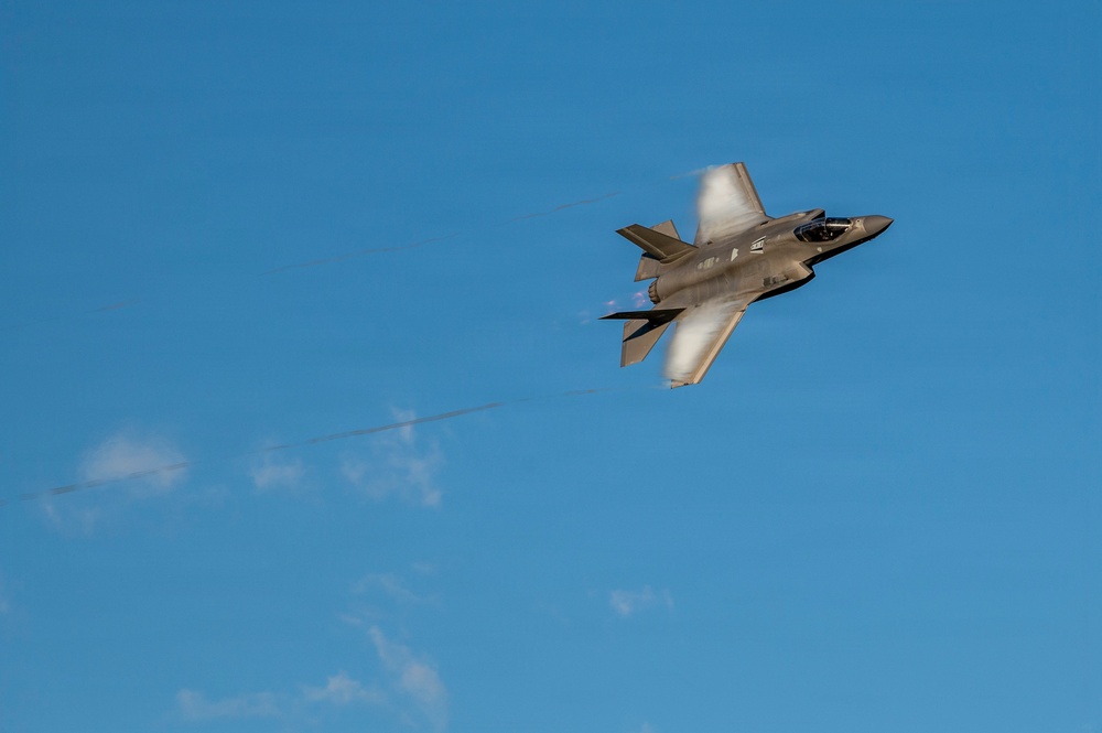 F-35 shows off in Columbus