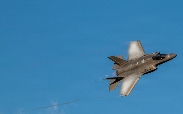 F-35 shows off in Columbus