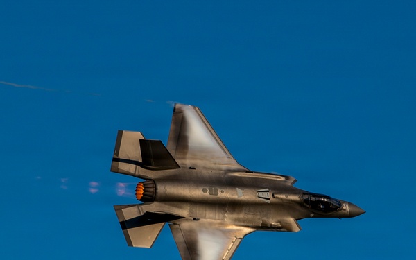 F-35 shows off in Columbus