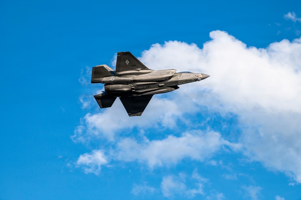 F-35 shows off in Columbus