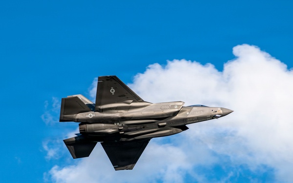 F-35 shows off in Columbus