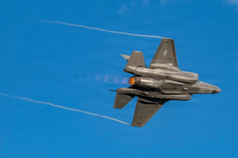 F-35 shows off in Columbus