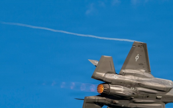 F-35 shows off in Columbus