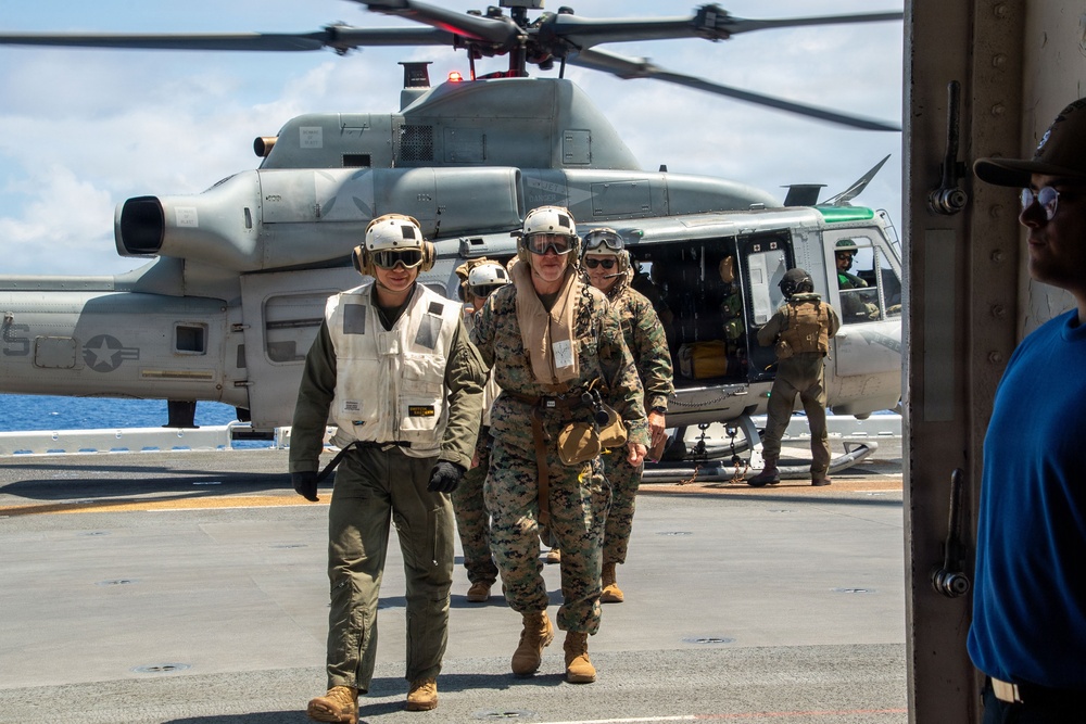 I MEF General Visits USS Essex