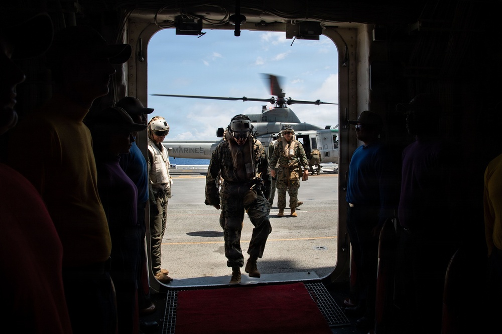 I MEF General Visits USS Essex