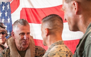 I MEF General Visits USS Essex