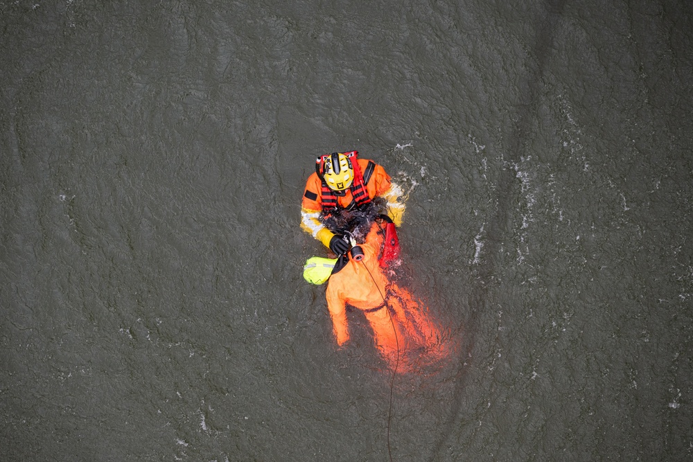 Air Station Kodiak conducts inland search and rescue training