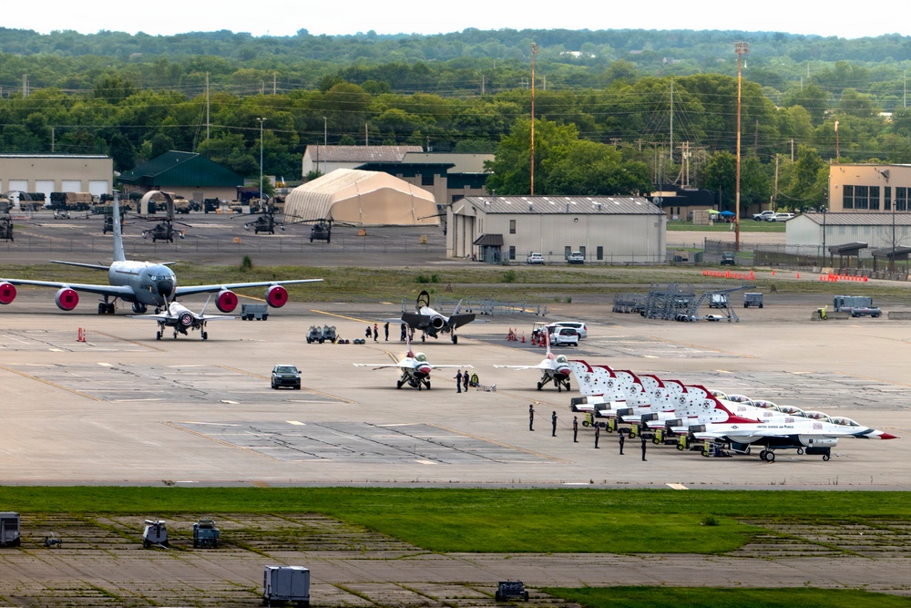 Thunderbirds take off